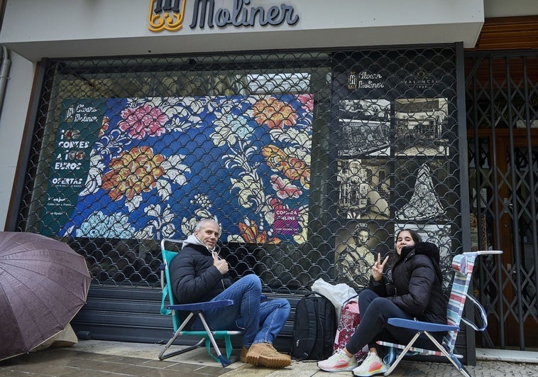 Colas desde las tres de la madrugada en las rebajas falleras